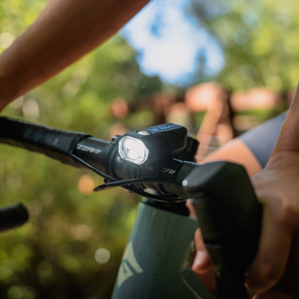 Lezyne KTV Drive Pro 400+ am Lenker montiert, Nahaufnahme