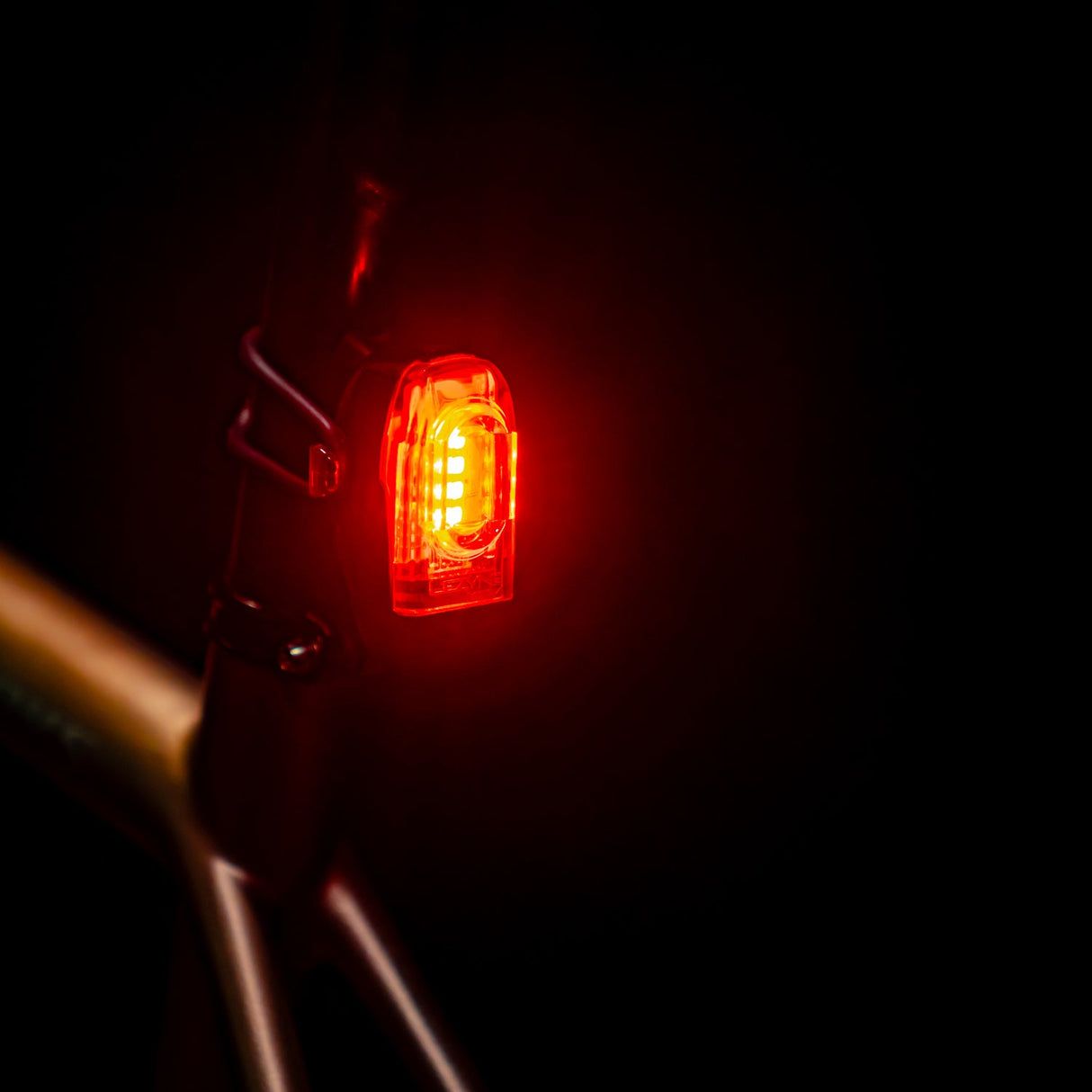 Lezyne KTV Drive+ Rear an der Sattelstütze eines Pendlerrads im Verkehr