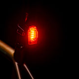 Lezyne KTV Drive+ Rear an der Sattelstütze eines Pendlerrads im Verkehr