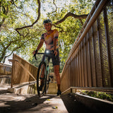 Rennradfahrer mit montiertem Lezyne KTV Drive Pro 400+ Frontlicht