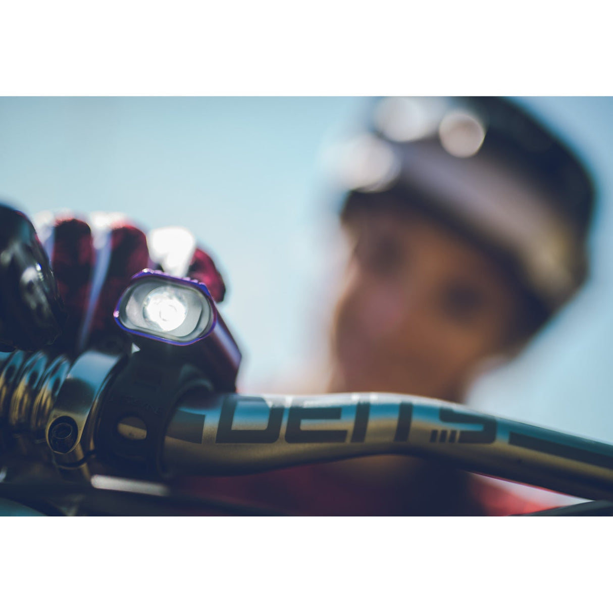 Lezyne Hecto Drive 500XL am Mountainbike bei Nachtfahrt