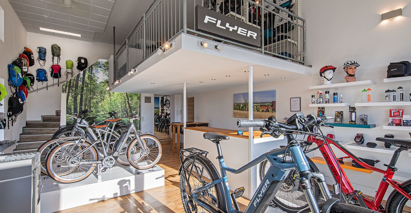 Radhaus Geschäft innen mit E-Bikes und Zubehör